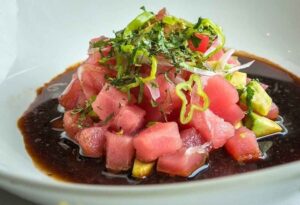 Tostadas preparadas con una receta de medallón de atún fresco en cubos.