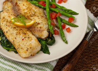 Tilapia al horno con limón y espárragos
