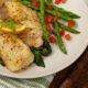 Tilapia al horno con limón y espárragos