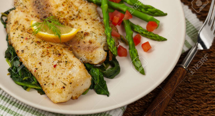 Tilapia al horno con limón y espárragos