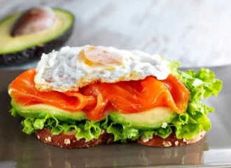 El desayuno proteico que te dará energía toda la mañana: salmón ahumado