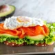 El desayuno proteico que te dará energía toda la mañana: salmón ahumado