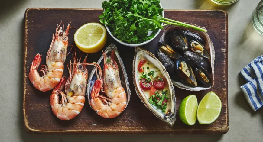 Camarones cocidos y mejillones sobre tabla de madera, mariscos ricos en proteína y omega 3